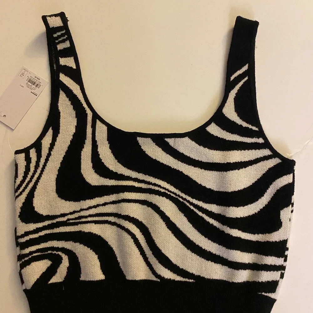SO Black and White Graphic Sleeveless Crop Top - Picture 3 of 3
